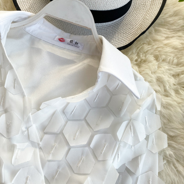 Μοντέρνο γυναικείο πουκάμισο με κλασικό κολάρο και τρισδιάστατο στοιχείο σε λευκό και μαύρο χρώμα