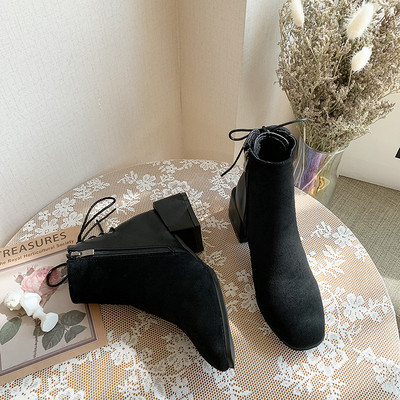 Κομψές γυναικείες μπότες σουέτ κατάλληλες για το φθινόπωρο και το χειμώνα σε μαύρο και καφέ χρώμα