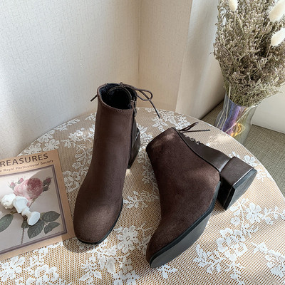 Κομψές γυναικείες μπότες σουέτ κατάλληλες για το φθινόπωρο και το χειμώνα σε μαύρο και καφέ χρώμα