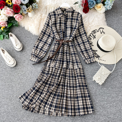 Modern női kockás ruha gombokkal és övvel barna és fekete színben