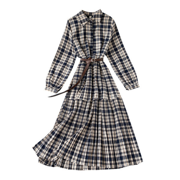 Modern női kockás ruha gombokkal és övvel barna és fekete színben