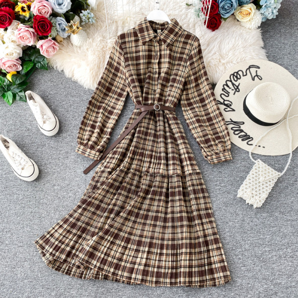 Modern női kockás ruha gombokkal és övvel barna és fekete színben