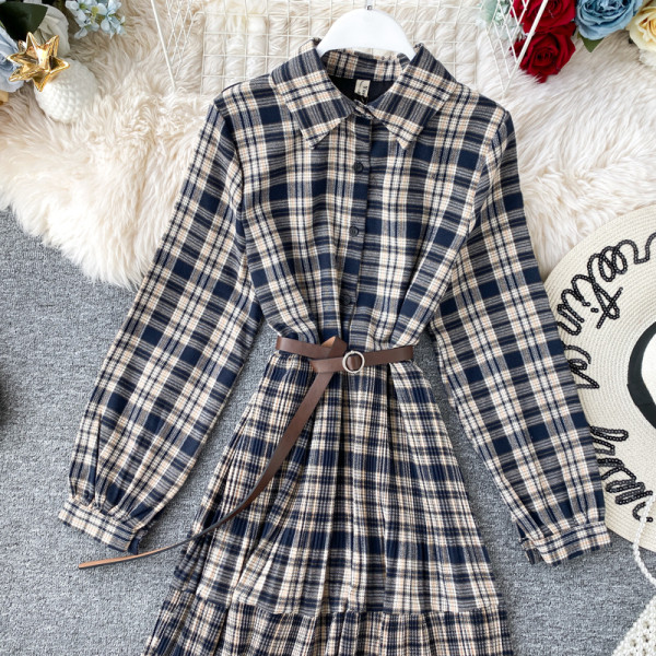 Modern női kockás ruha gombokkal és övvel barna és fekete színben