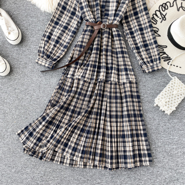 Modern női kockás ruha gombokkal és övvel barna és fekete színben