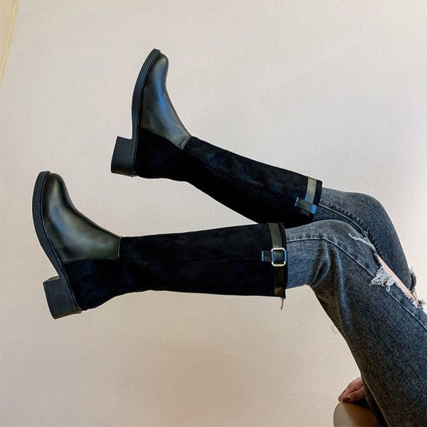 Öko velúrból és öko bőrből készült magas női csizma csattal fekete színben