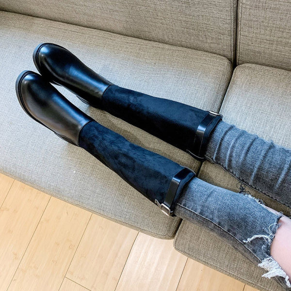 Öko velúrból és öko bőrből készült magas női csizma csattal fekete színben