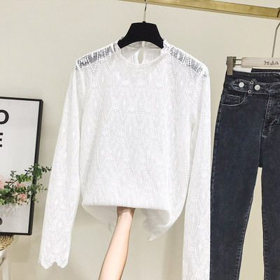 Női csipkeblúz alacsony gallérral, fehér és bézs színben