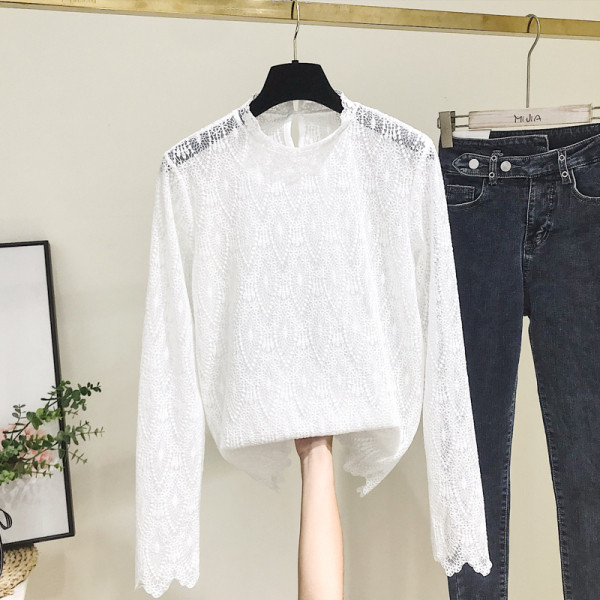 Női csipkeblúz alacsony gallérral, fehér és bézs színben