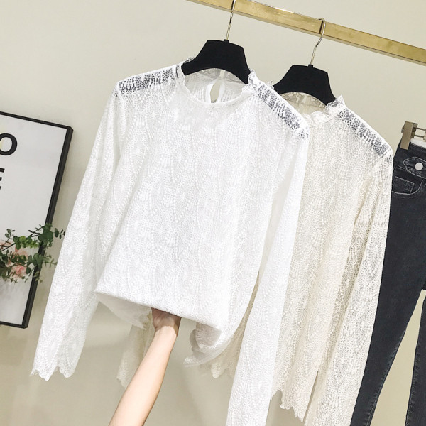 Női csipkeblúz alacsony gallérral, fehér és bézs színben