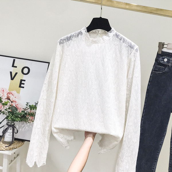 Női csipkeblúz alacsony gallérral, fehér és bézs színben