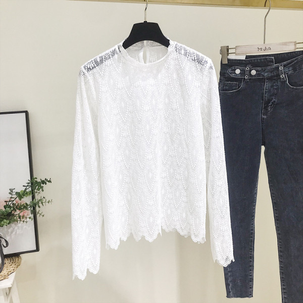 Női csipkeblúz alacsony gallérral, fehér és bézs színben