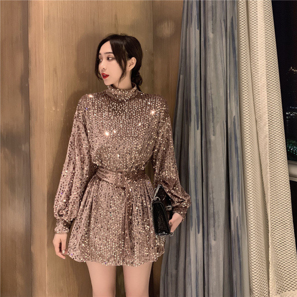 Σύντομο μοντέρνο γυναικείο φόρεμα με κολάρο και ζώνη σε μαύρο και χρυσό με πούλιες