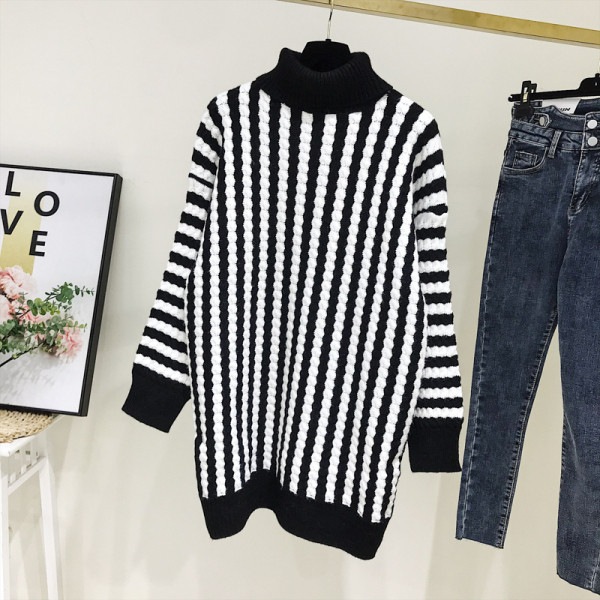 Csíkos női ruha magas gallérral fekete és szürke színben