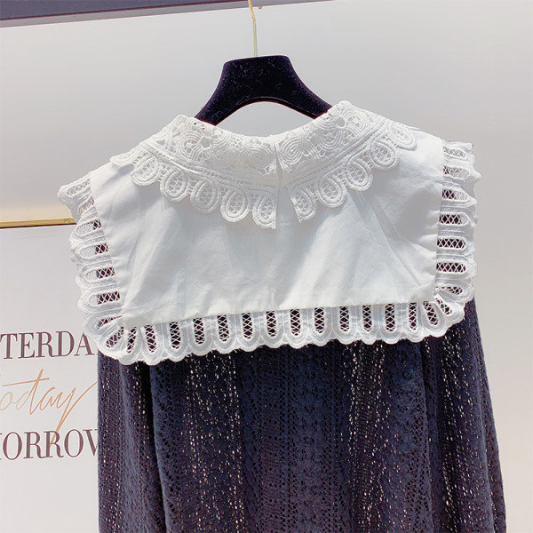 Női csipke ing fehér és fekete gombokkal