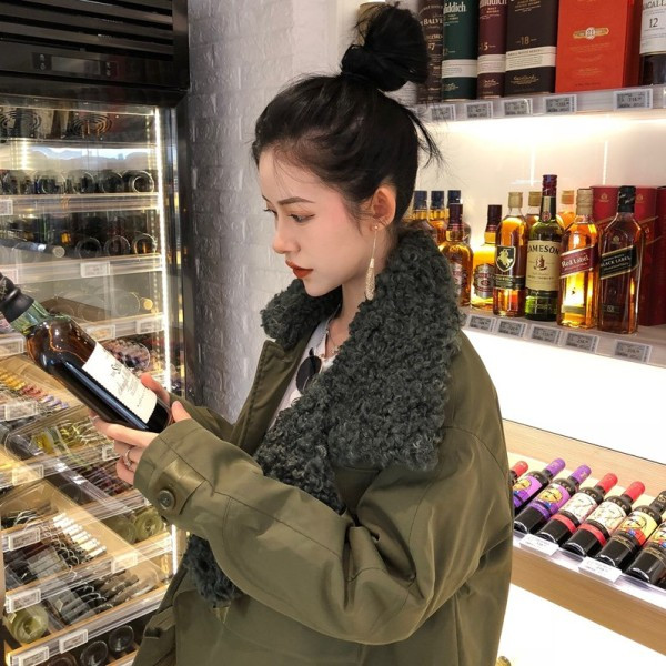 Rövid, széles téli kabát pehelygallérral, zöld színben