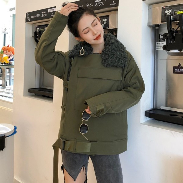 Rövid, széles téli kabát pehelygallérral, zöld színben