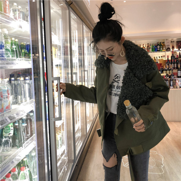 Rövid, széles téli kabát pehelygallérral, zöld színben