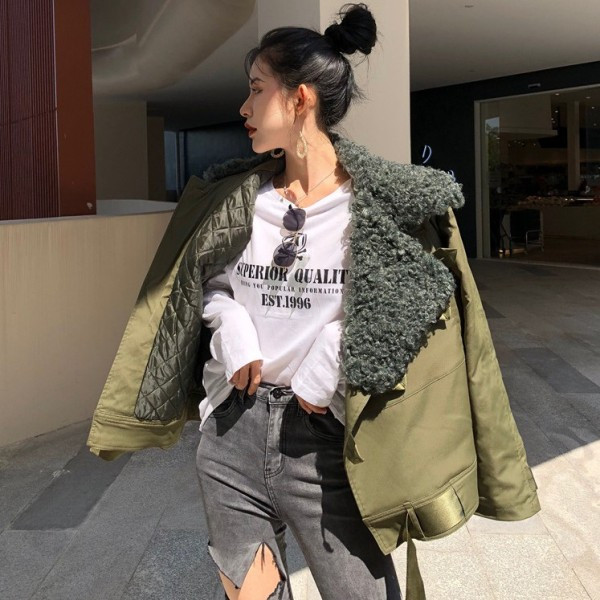 Rövid, széles téli kabát pehelygallérral, zöld színben