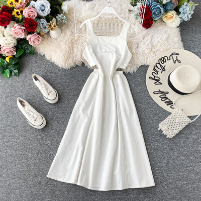 Retro stílusú női ruha pántokkal és fekete-fehér kivágásokkal