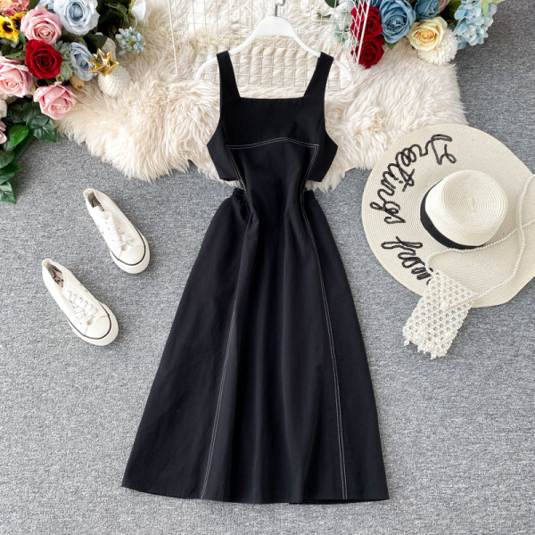 Retro stílusú női ruha pántokkal és fekete-fehér kivágásokkal