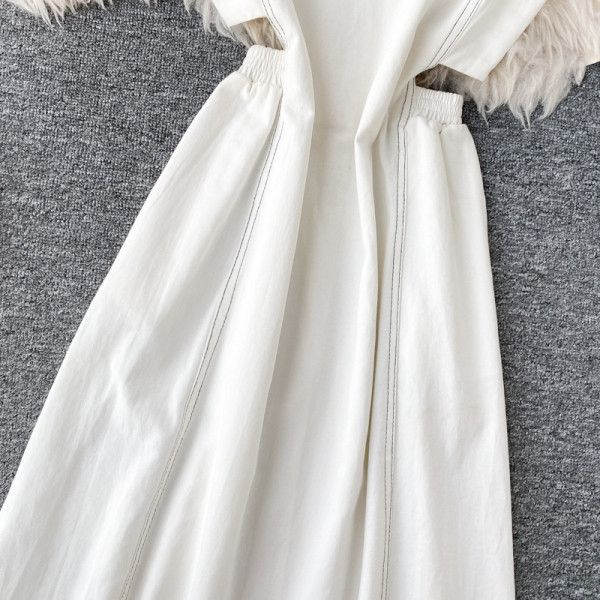 Retro stílusú női ruha pántokkal és fekete-fehér kivágásokkal