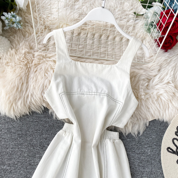 Retro stílusú női ruha pántokkal és fekete-fehér kivágásokkal