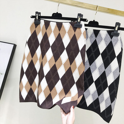 Μοντέρνα γυναικεία πλεκτή φούστα σε μαύρο και καφέ χρώμα και χρωματιστό σχέδιο