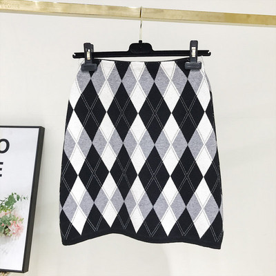 Μοντέρνα γυναικεία πλεκτή φούστα σε μαύρο και καφέ χρώμα και χρωματιστό σχέδιο