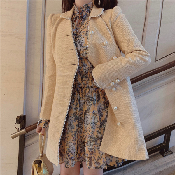 Κομψό σλιμ παλτό σε μπεζ χρώμα με κουμπιά πέρλες