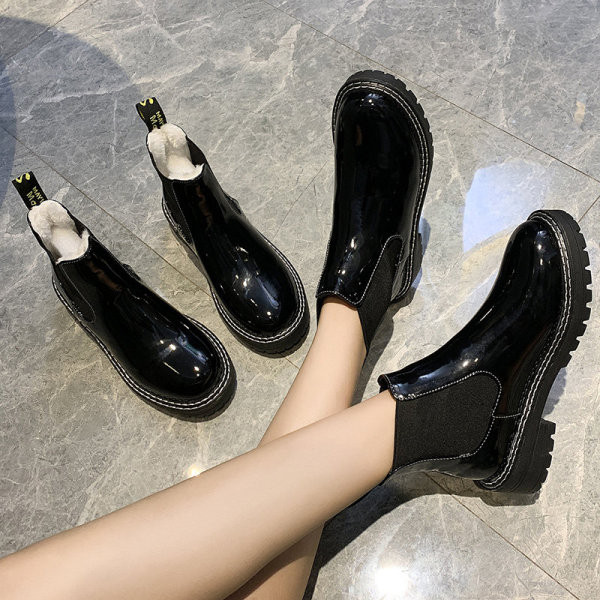 Modern női csizma eko bőrből puha béléssel fehér és fekete színben