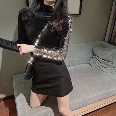 Női testhezálló bársony blúz kövekkel az ujjain