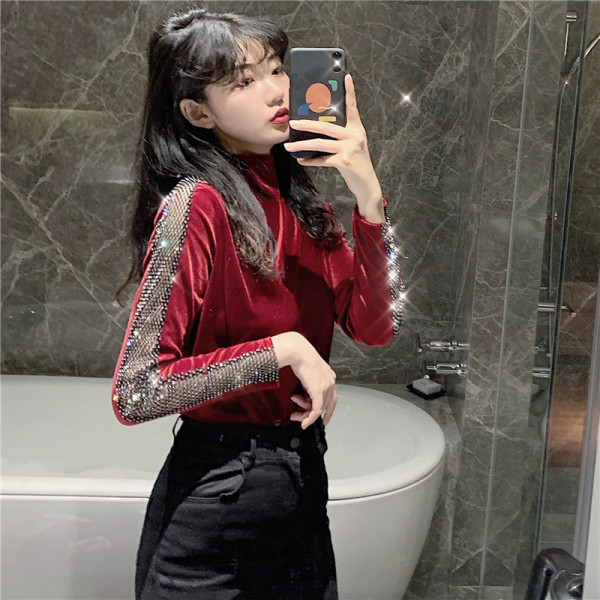 Női testhezálló bársony blúz kövekkel az ujjain