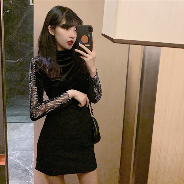 Női testhezálló bársony blúz kövekkel az ujjain