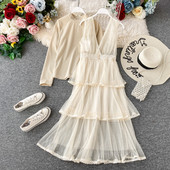 Modern női szett fekete, bézs és rózsaszín csipkés blúzt és ruhát tartalmaz