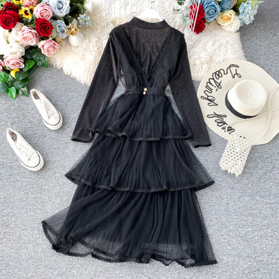 Modern női szett fekete, bézs és rózsaszín csipkés blúzt és ruhát tartalmaz