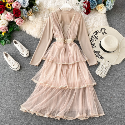 Modern női szett fekete, bézs és rózsaszín csipkés blúzt és ruhát tartalmaz