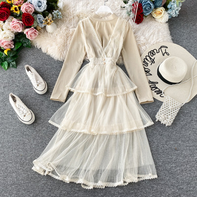 Modern női szett fekete, bézs és rózsaszín csipkés blúzt és ruhát tartalmaz