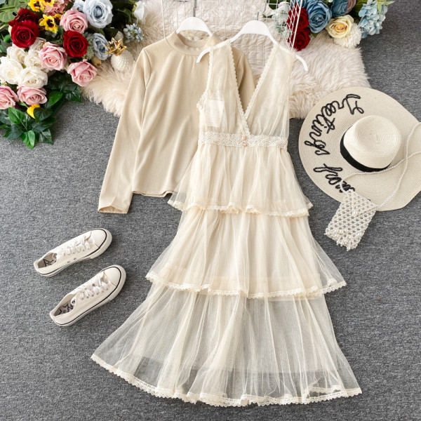 Modern női szett fekete, bézs és rózsaszín csipkés blúzt és ruhát tartalmaz