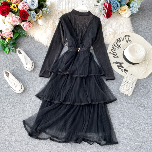 Modern női szett fekete, bézs és rózsaszín csipkés blúzt és ruhát tartalmaz