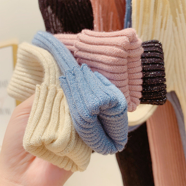 Modern női pulóver fényes hatású pólógallérral