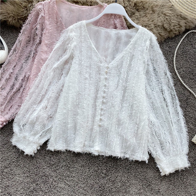 Μοντέρνο γυναικείο πουκάμισο με λαιμόκοψη και κουμπιά σε ροζ και λευκό χρώμα