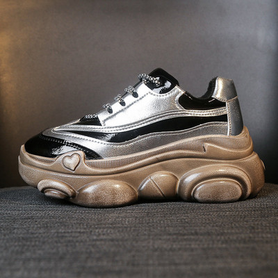 Μοντέρνα  γυναικεία αθλητικά παπούτια  με ανθεκτική σόλα και ασημί και χρυσό χρώμα με κορδόνια