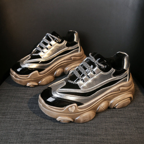 Μοντέρνα  γυναικεία αθλητικά παπούτια  με ανθεκτική σόλα και ασημί και χρυσό χρώμα με κορδόνια