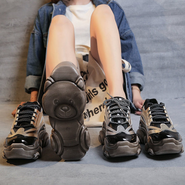 Μοντέρνα  γυναικεία αθλητικά παπούτια  με ανθεκτική σόλα και ασημί και χρυσό χρώμα με κορδόνια