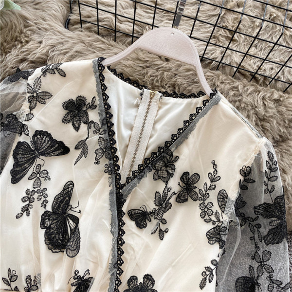 Női csipke ing hímzéssel és spitz nyakkivágással, három színben