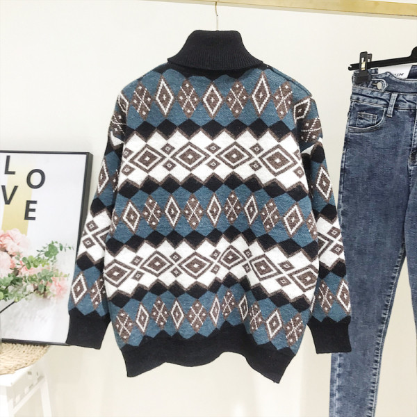 Alkalmi női pulóver magas gallérral és mintával