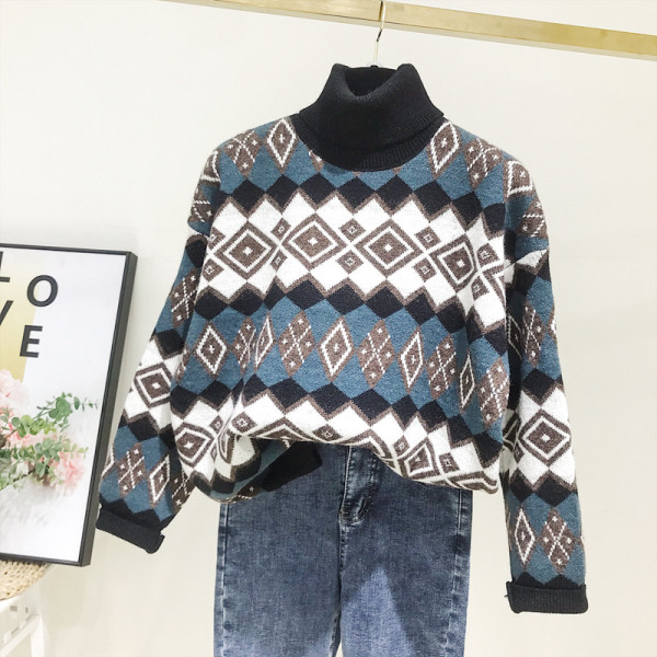 Alkalmi női pulóver magas gallérral és mintával