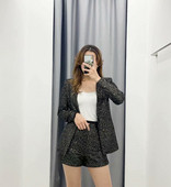 Γυναικείο μοντέρνο κουστούμι - σακάκι και σορτς σε μαύρο χρώμα με πούλιες