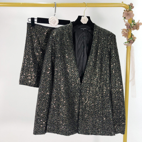 Γυναικείο μοντέρνο κουστούμι - σακάκι και σορτς σε μαύρο χρώμα με πούλιες