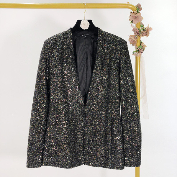 Γυναικείο μοντέρνο κουστούμι - σακάκι και σορτς σε μαύρο χρώμα με πούλιες